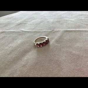 Garnet band ring in 14k gold.